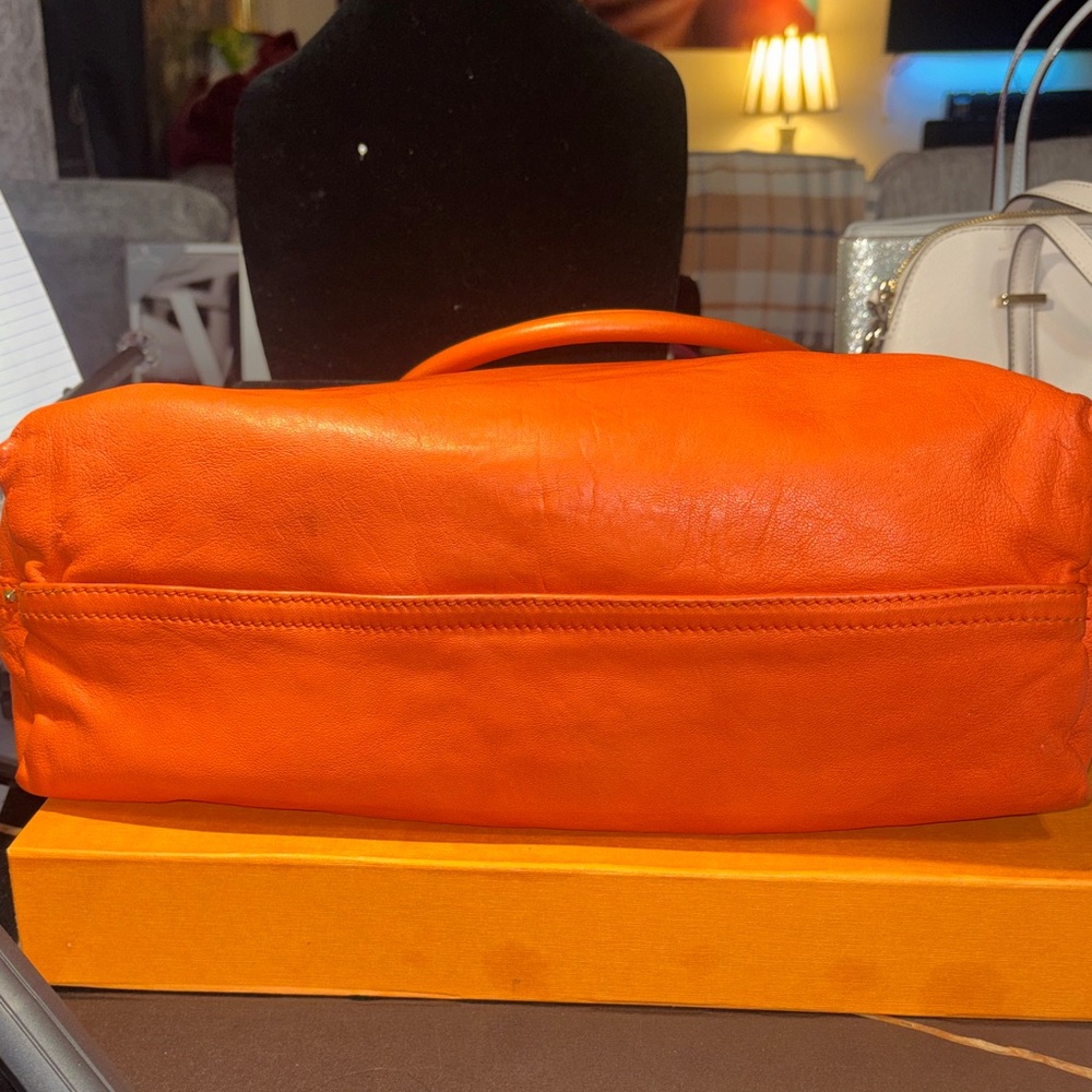 Marc Jacobs Orange Leather Shoulder Bag with Gold Hardware - Picture 4 of 13